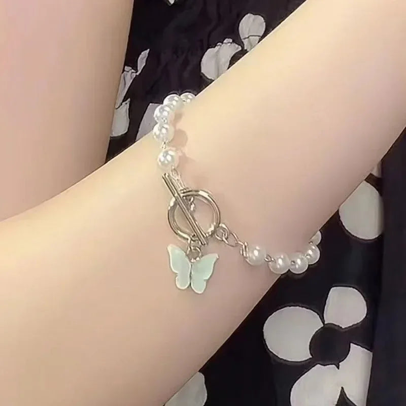 سوار على شكل فراشة