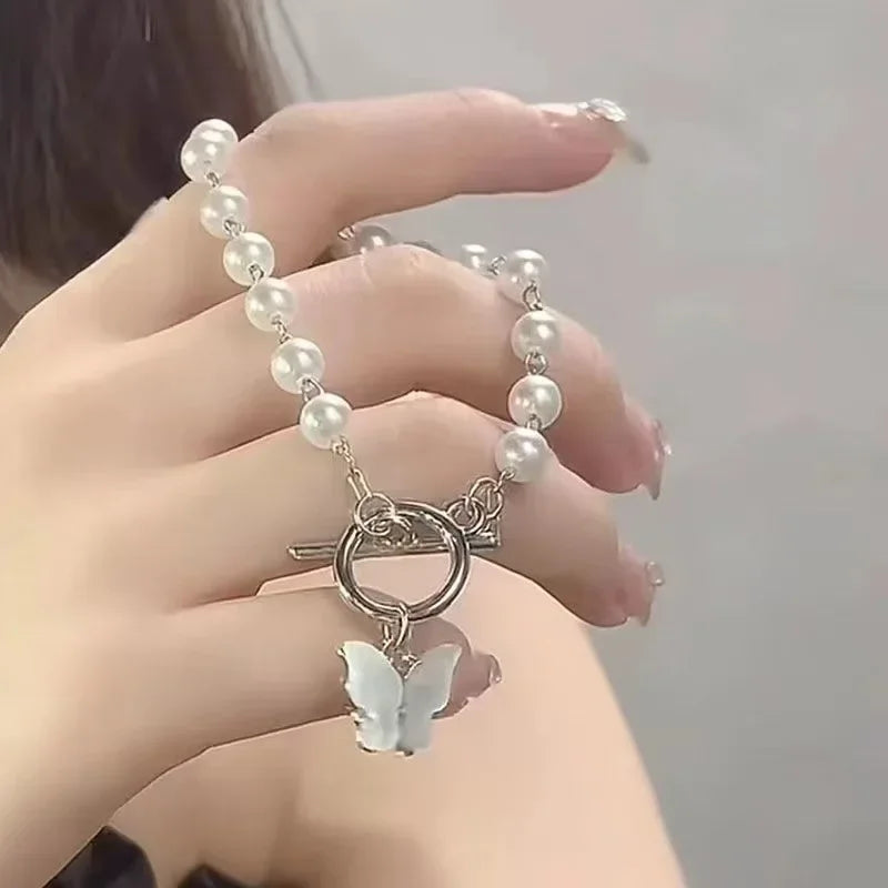 سوار على شكل فراشة