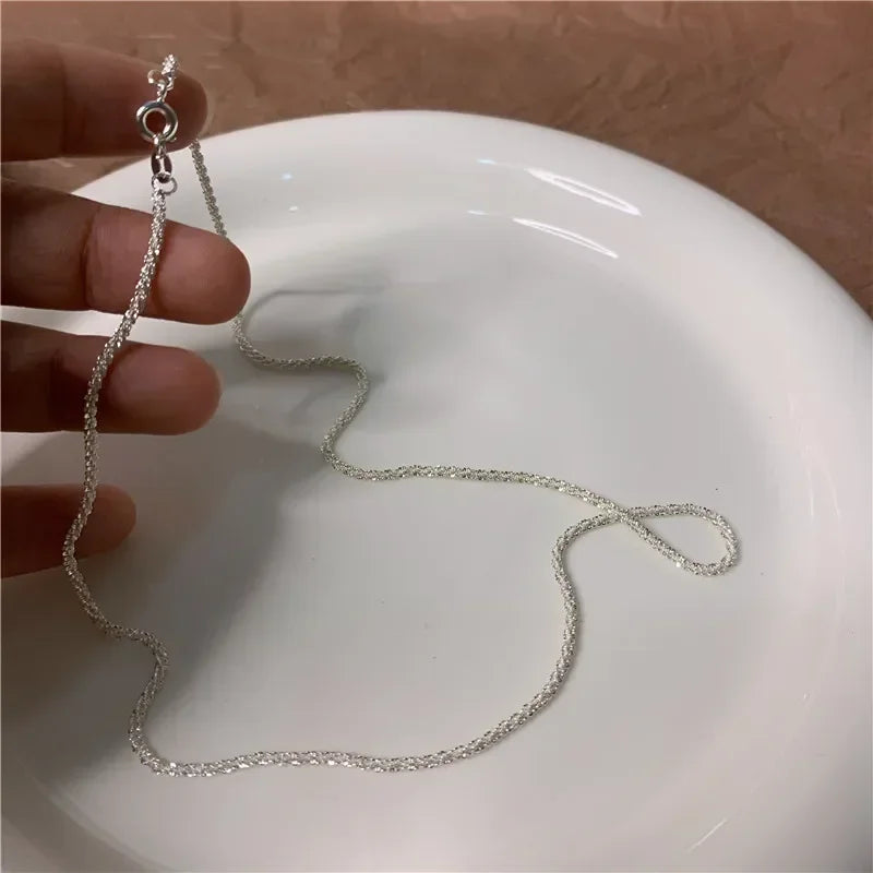 قلادة فضية لامعة