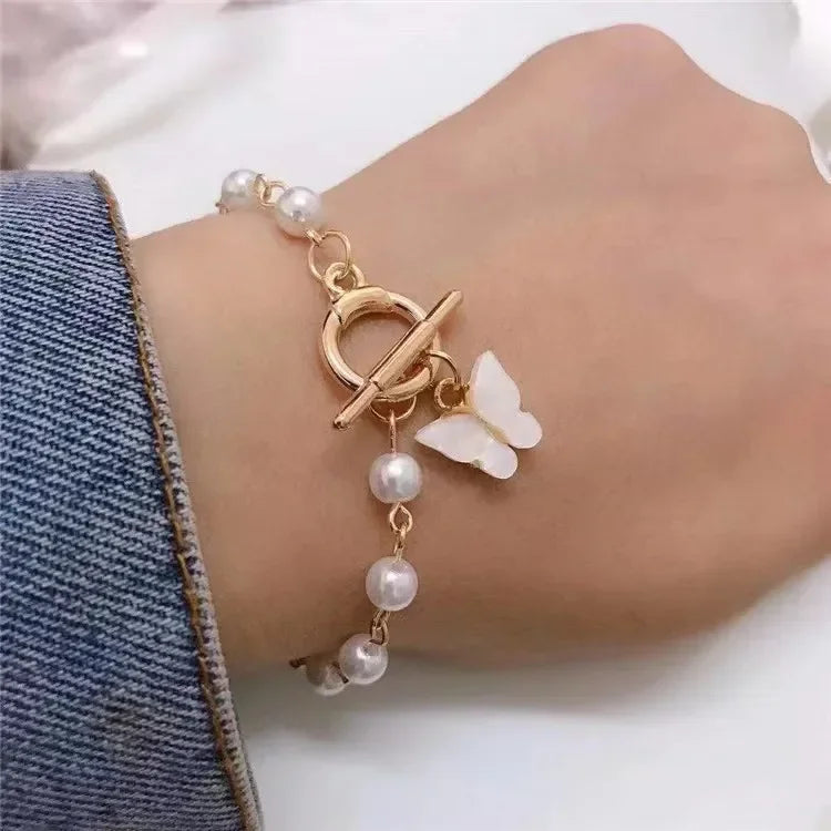 سوار على شكل فراشة